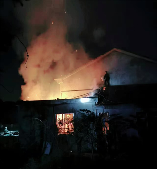 浴火“凤凰”岳阳县步仙镇胡宗辉父子三人火海逆行救老翁