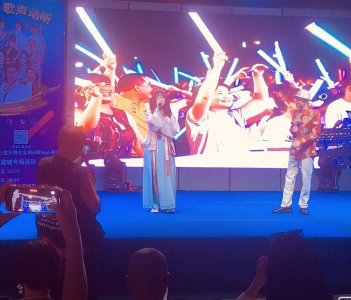 佛山振华歌友荟·深董汇音友会公益大舞台全民K歌High翻天活动举行