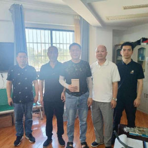 【岳阳凡人英雄】的哥彭美红纵身一跳，托起